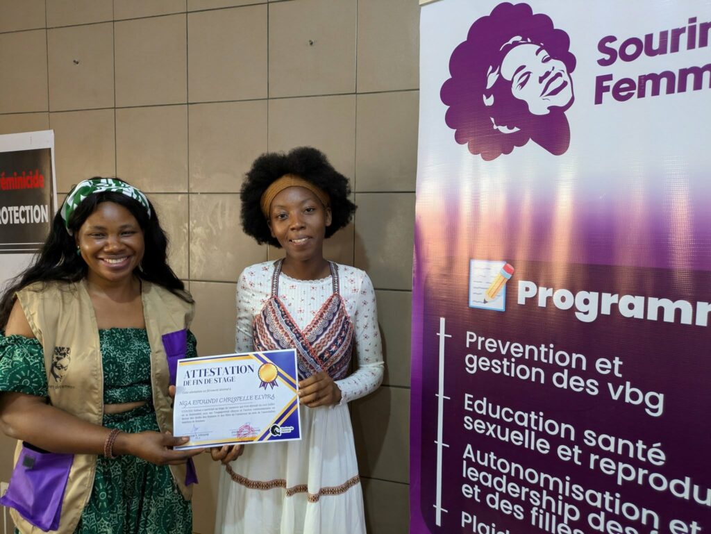 Sourires de Femmes célèbre le parcours de ses stagiaires Trois mois pour se former, s’exprimer et agir. C’est le défi relevé par les jeunes stagiaires de l’association Sourires de Femmes, qui ont clôturé leur stage de vacance 2025 le samedi 20 septembre dernier. Par Odette Florinda Melingui Ils sont jeunes, motivés et désormais mieux armés pour conjuguer engagement citoyen et compétences numériques. Le samedi 20 septembre 2025, la première cuvée des stagiaires de l’Association Sourires de Femmes (ASDF) a achevé son stage de vacance dans une ambiance aux allures de fête. Entre sourires fiers, applaudissements nourris et émotions palpables, les stagiaires ont vécu un stage pas comme les autres. En effet, de juillet à septembre 2025, l’Association Sourires de Femmes a accueilli une dizaine de jeunes hommes et femmes âgés de 15 à 23 ans dans le cadre d’un stage de vacances riche en apprentissages et en découvertes. Pendant près de trois mois, ces stagiaires ont bénéficié d’une formation complète articulée autour de deux volets principaux à savoir : l’engagement citoyen et l’action communautaire, notamment en faveur des droits des femmes et des filles au Cameroun, avec une approche féministe inclusive ; le renforcement des compétences pratiques, à travers des modules sur les techniques de prise de parole en public, ainsi qu’une formation technique en secrétariat bureautique et numérique. Un moment de convivialité Au-delà de l’acquisition de savoirs théoriques, ce stage a permis aux jeunes de développer leur sens de responsabilité, leur esprit critique et leurs capacités de leadership. « Ce stage a contribué à mon évolution personnel en me permettant de m’ouvrir au monde extérieur et de pouvoir prendre la parole en public ou lors d’une campagne de sensibilisation. Durant ce stage, j’ai également développé les compétences théoriques et pratiques dans le domaine numérique, notamment la création des documents dans les logiciel comme Excel », a témoigné Laëtitia Matieumeu, stagiaire. La cérémonie de clôture, qui s’est tenue le samedi le 20 septembre 2025, a été marquée par la remise des attestations de fin de stage dans la convivialité et la bonne humeur. Les participants ont d’abord été soumis à une évaluation de leurs savoirs acquis devant un jury spécialement constitué, avant de recevoir officiellement leurs attestations, saluant ainsi leurs efforts et leur assiduité. « Le stage était un voyage passionnant avec des bons moments et la découverte aussi des nouvelles compétences. J’ai aimé et j’aimerais renouveler cette expérience. Je remercie infiniment sourires de femmes pour cet apport positif », a déclaré Etoundi Nathan, stagiaire. Pour l’association Sourires de Femmes, ce stage de vacances s’inscrit dans sa mission de promotion des droits humains, de l’égalité de genre et du renforcement des capacités des jeunes. En offrant à ces stagiaires un cadre de formation, d’échange et de pratique, elle contribue à préparer une jeunesse consciente, engagée et compétente, prête à relever les défis sociaux et professionnels de demain. « En lançant cette première vague de stagiaires, nos attentes étaient non seulement de créer une base de donné au sein de notre organisation, puisque nous avons des difficultés au niveau de la ressource humaine à rencontrer des jeunes formés dans le domaine des droits des femmes et la sensibilisation communautaire, mais aussi d’avoir des jeunes capables de réaliser des activités dans leur communauté. Nous avons été largement satisfaites après les différents exposés et présentation de projets communautaires. On ne peut que les applaudir et les encourager », a confié Mme Eyono Winnie Raïssa, coordonnatrice exécutive de l’Association Sourires de Femmes.